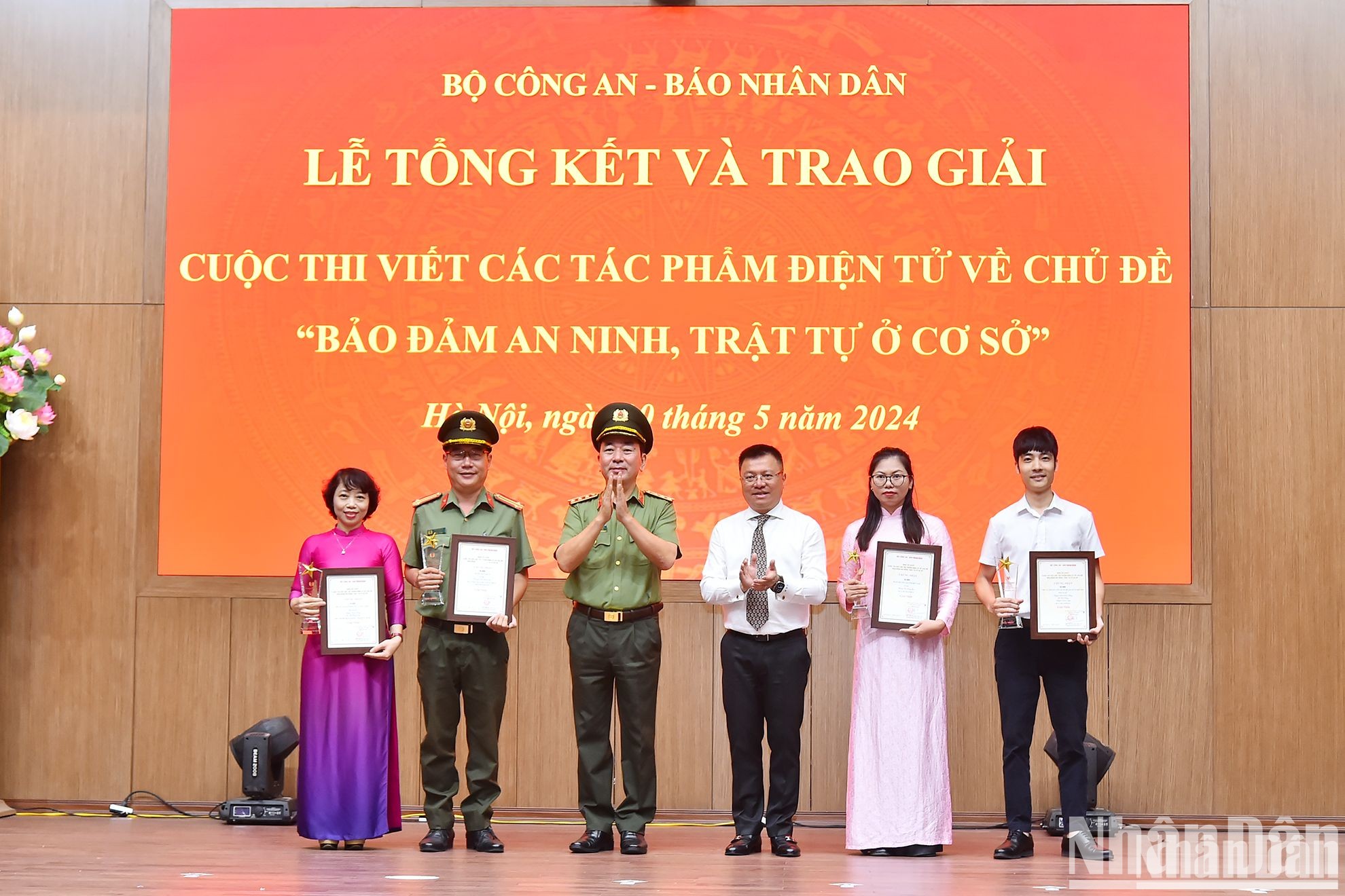 [Foto] Otorgan premios de concurso de redacción de trabajos electrónicos sobre seguridad y orden en las instalaciones