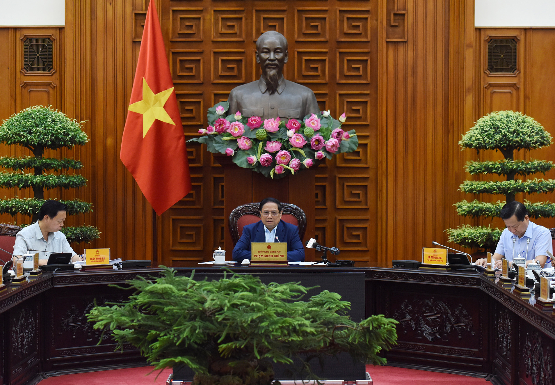 [Foto] Premier vietnamita preside reunión sobre control de inflación