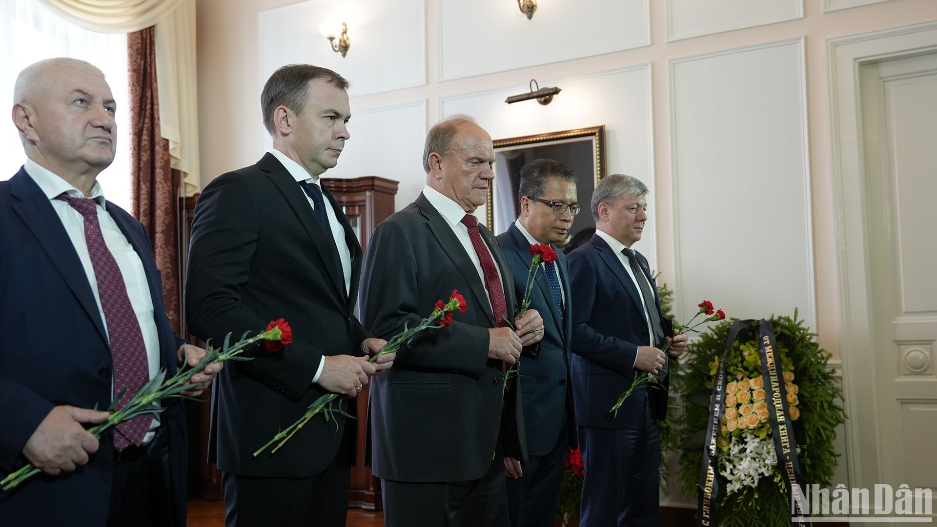 [Foto] Presidente del Partido Comunista de Rusia rinde homenaje al secretario general Nguyen Phu Trong