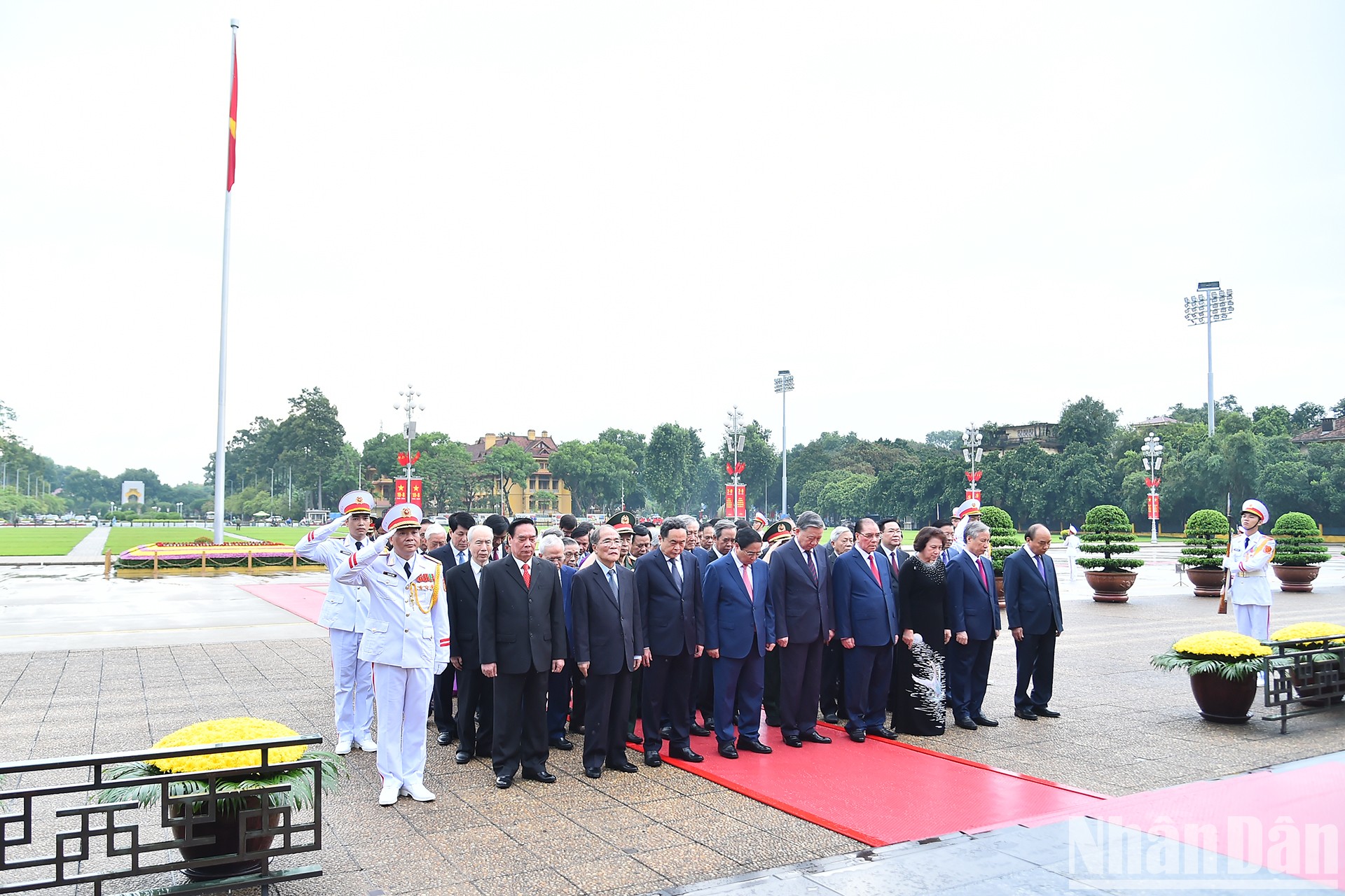 [Foto] Dirigentes vietnamitas rinden tributo al Presidente Ho Chi Minh 