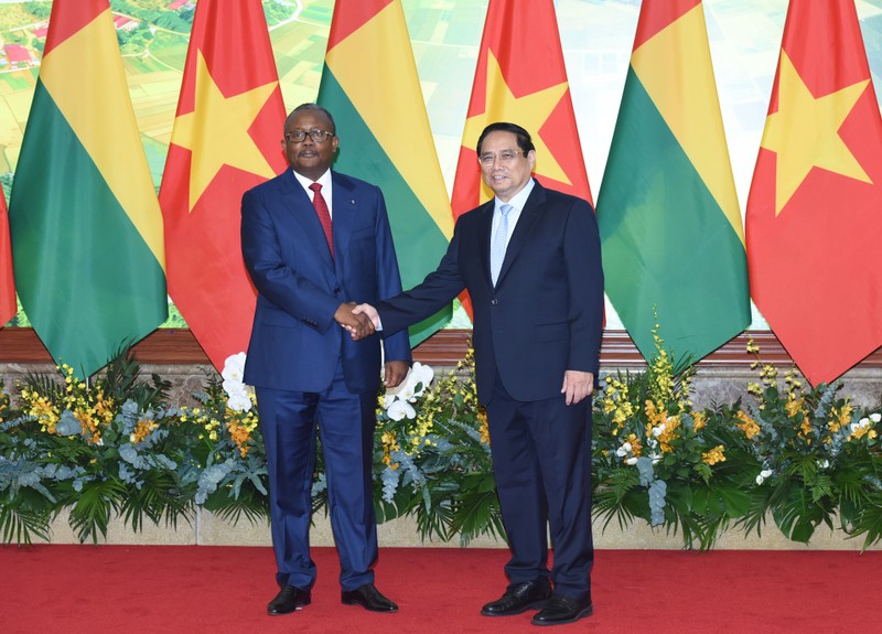 El primer ministro de Vietnam, Pham Minh Chinh, recibe al presidente de Guinea-Bissau, Umaro Sissoco Embaló.