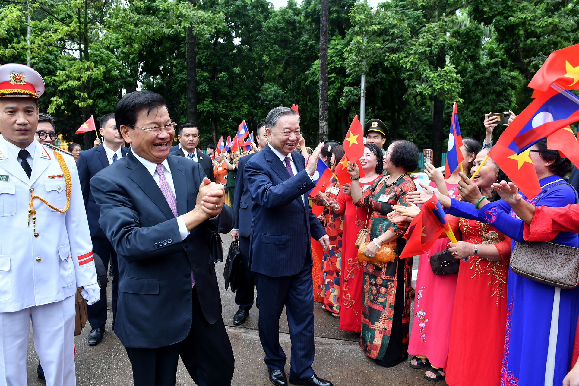 [Foto] Hanoyenses dan una calurosa bienvenida al máximo líder laosiano durante su visita de Estado a Vietnam