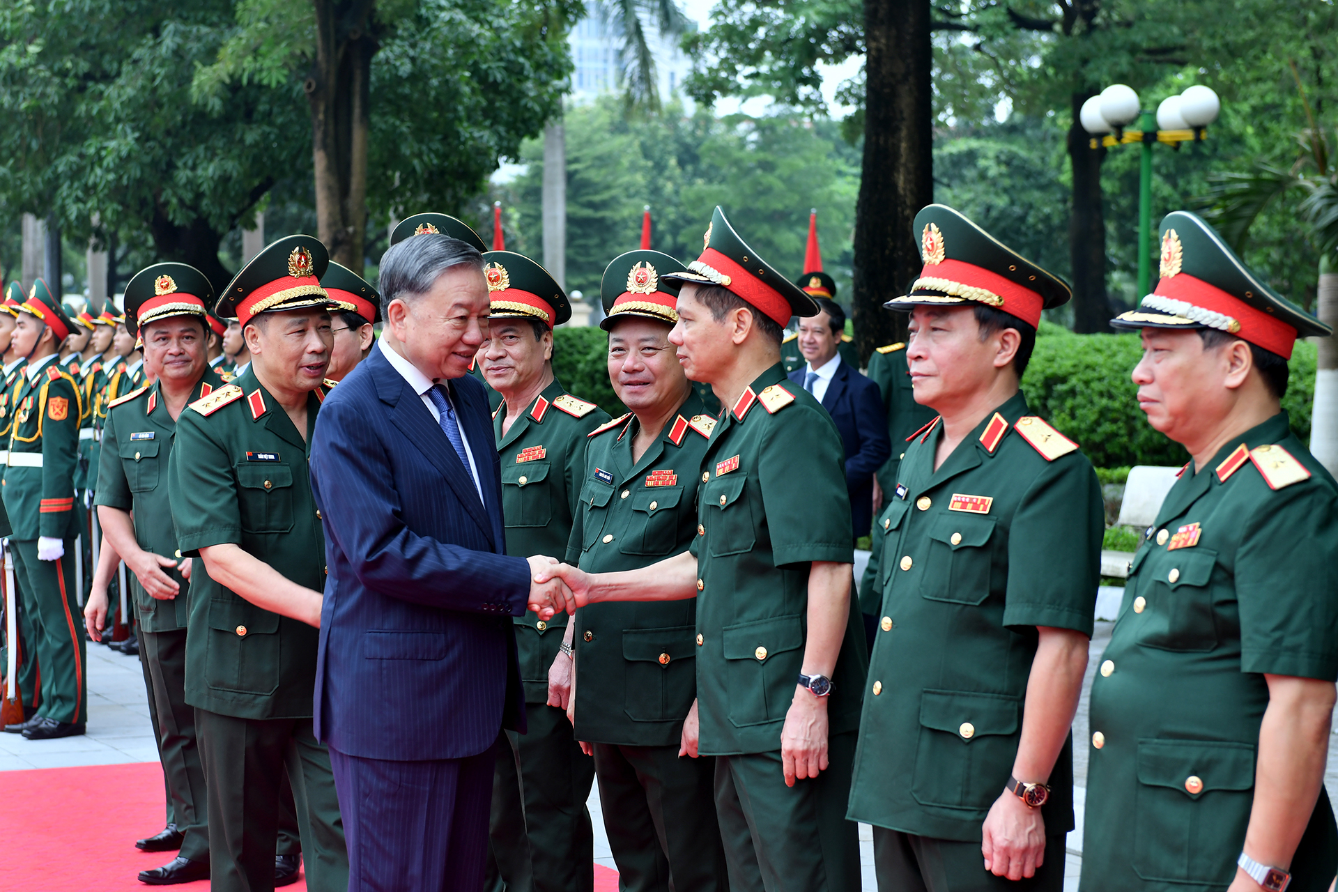 [Foto] Máximo dirigente vietnamita asiste al acto de inicio del año escolar 2024-2025 en la Academia de Defensa Nacional