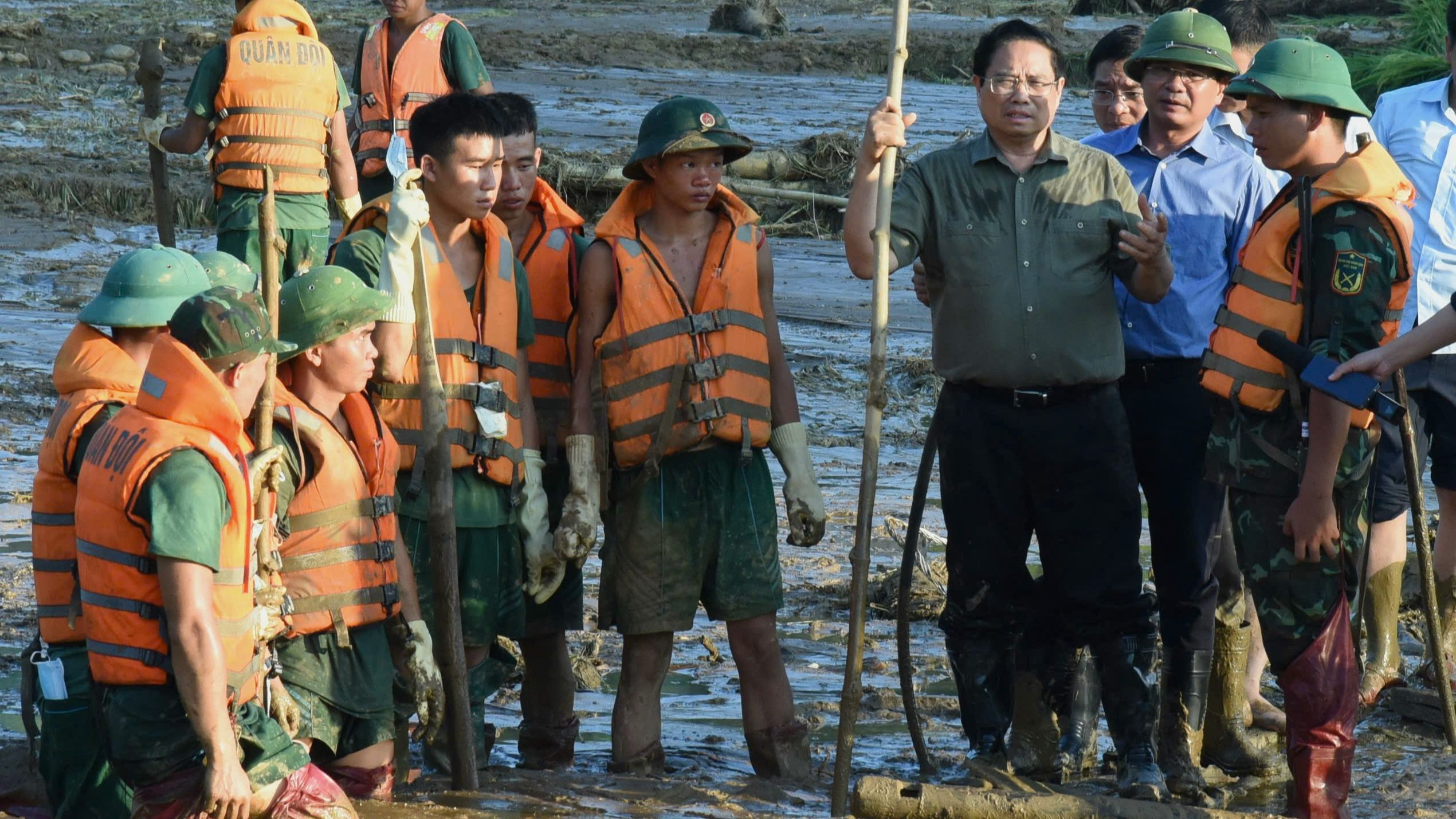 [Foto] Premier vietnamita dirige la búsqueda de personas desaparecidas tras deslizamientos de tierra en Lao Cai