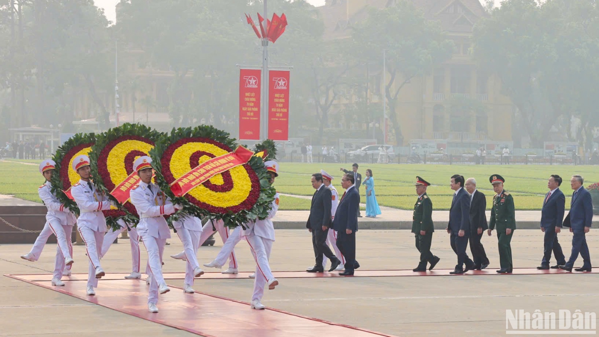 [Foto] Dirigentes vietnamitas rinden homenaje al Presidente Ho Chi Minh 