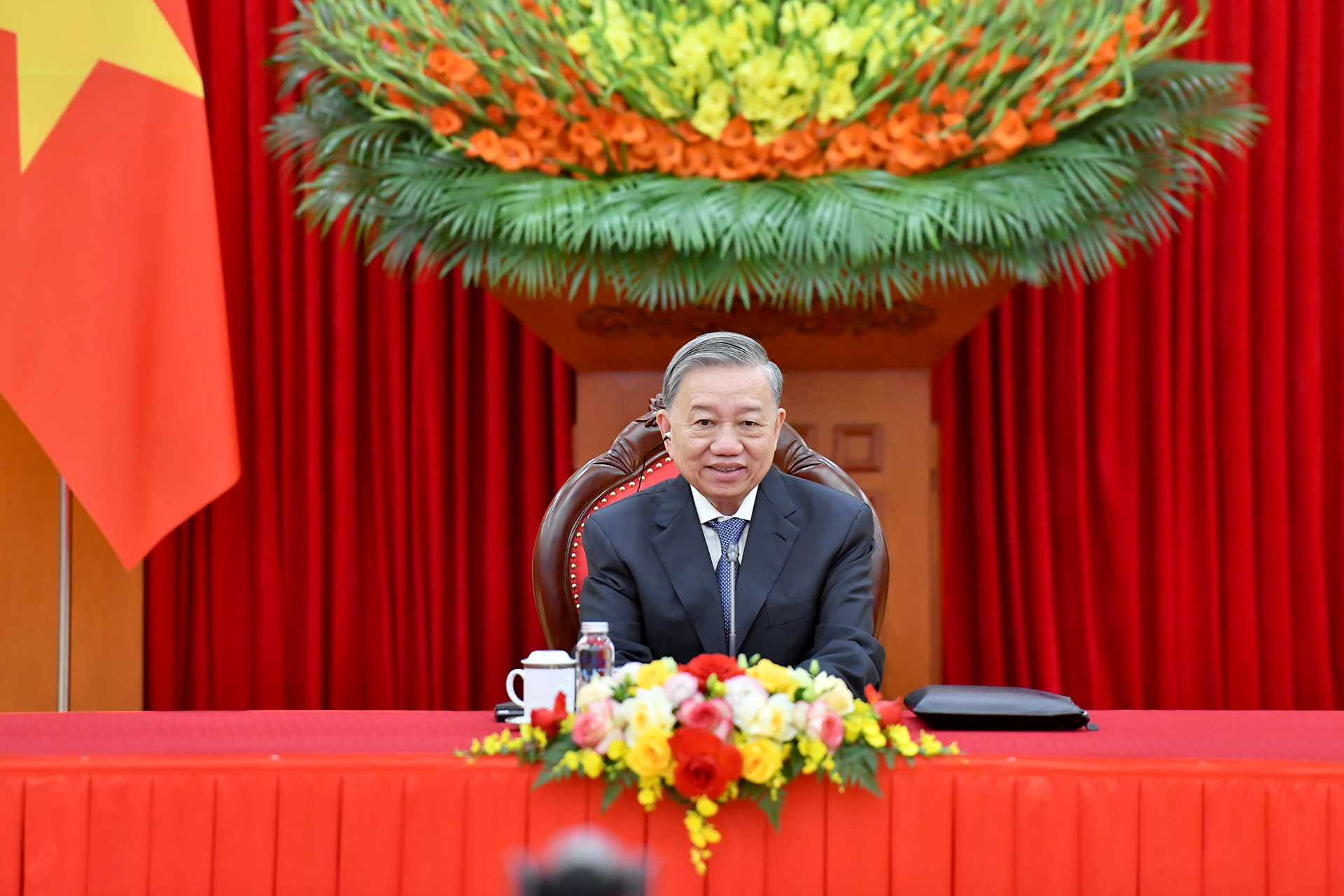 [Foto] Secretario general del PCV mantiene llamada telefónica con máximo dirigente de Laos