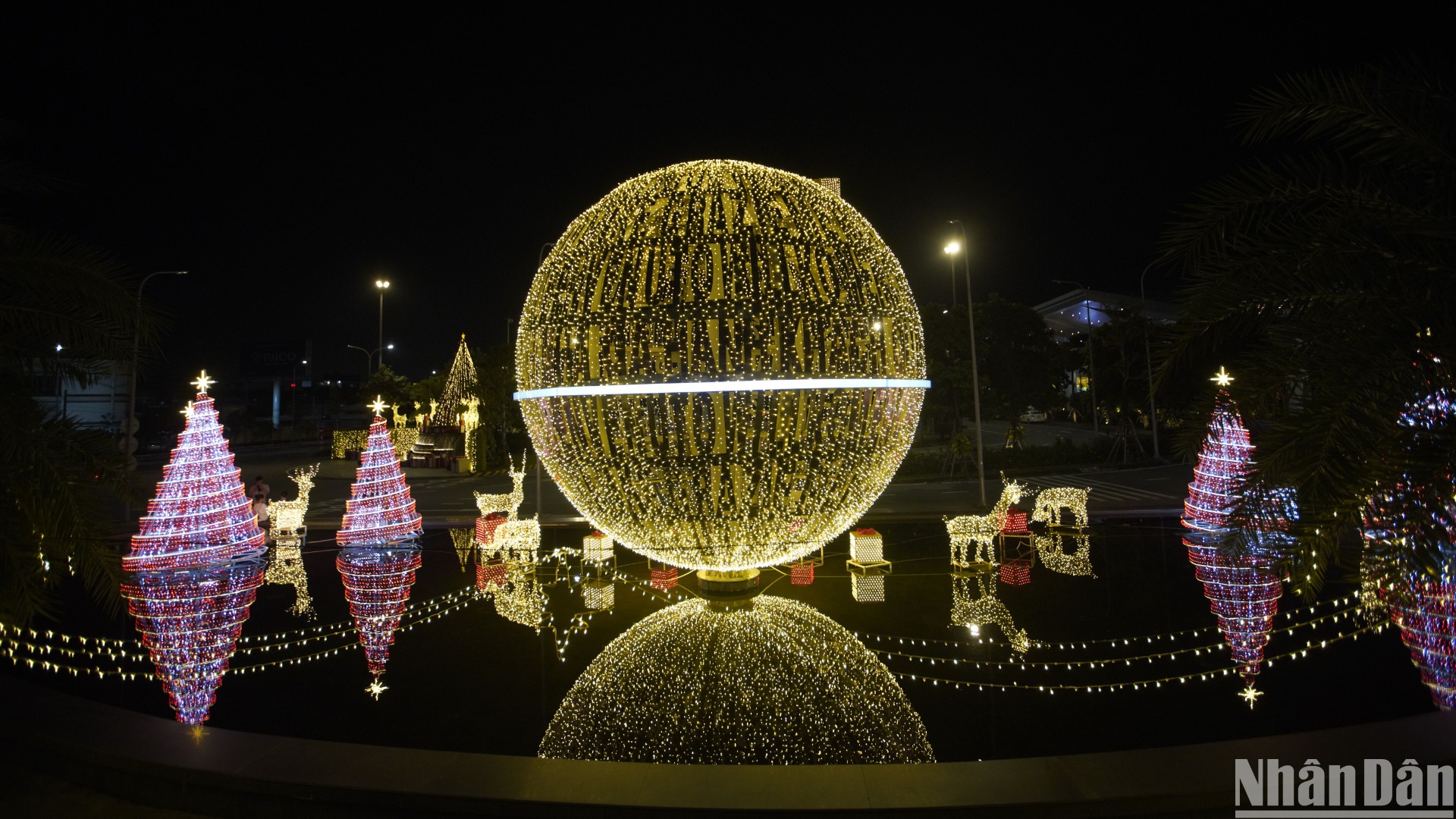 Aeropuerto Internacional de Da Nang se llena del ambiente de Navidad y Año Nuevo 