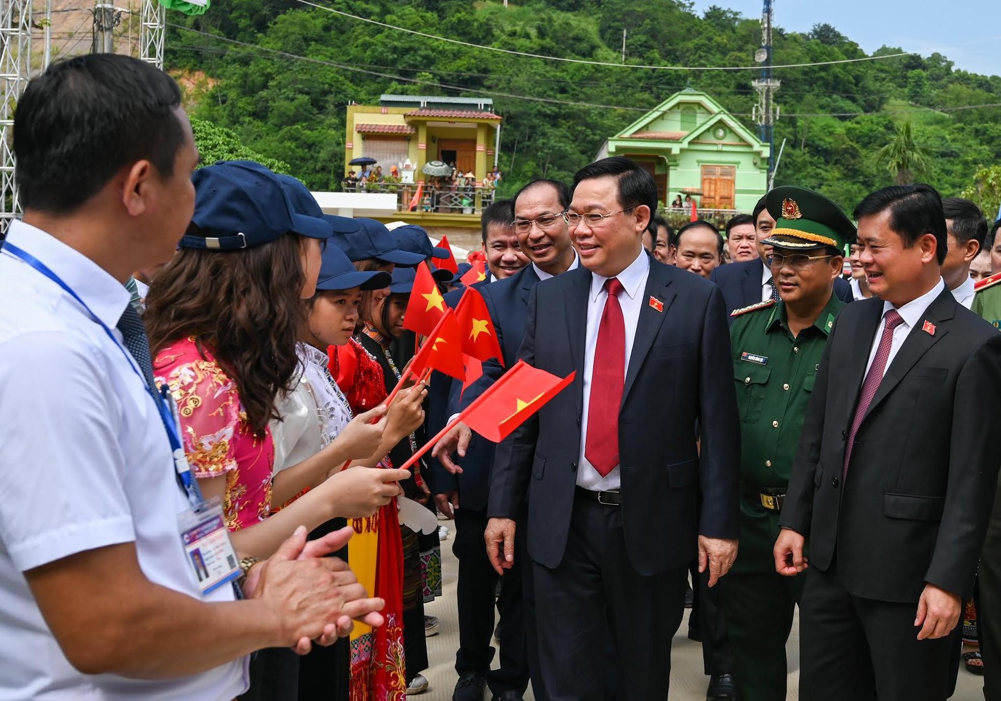 El presidente de la Asamblea Nacional, Vuong Dinh Hue, y los delegados en la ceremonia de inauguración del colegio de bachilleres de Ky Son. 