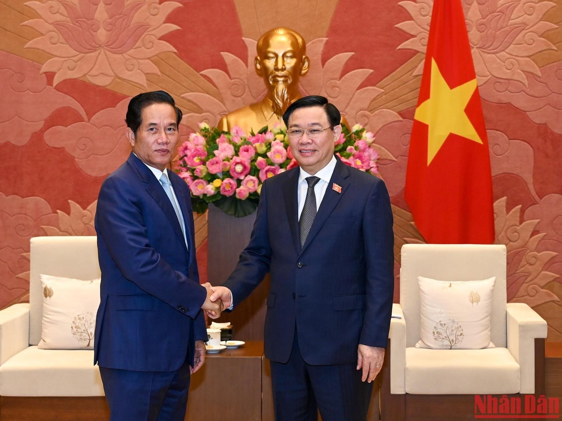 El presidente de la AN, Vuong Dinh Hue, y el gobernador de Phnom Penh, Khuong Sreng.