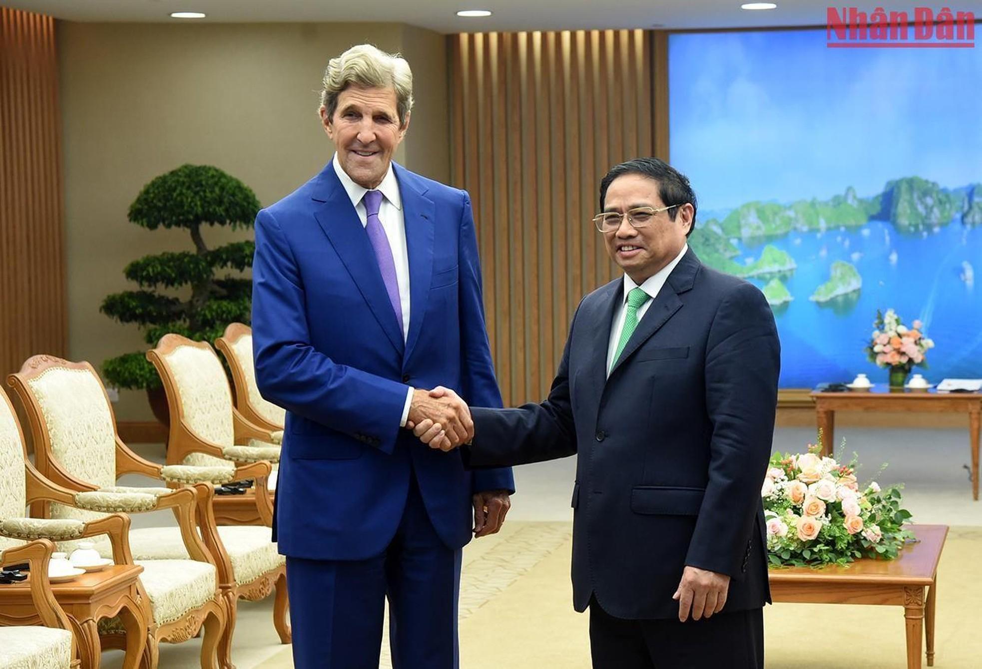 El primer ministro Pham Minh Chinh da la bienvenida a John Kerry. 
