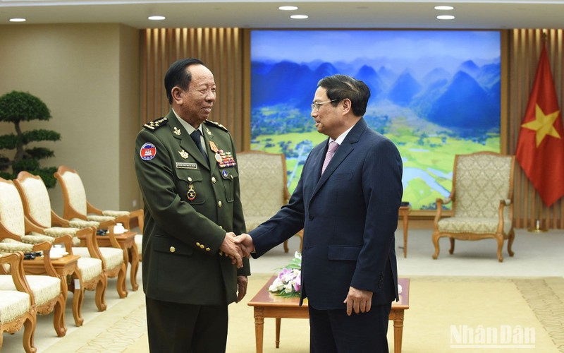 El primer ministro Pham Minh Chinh, recibe al general Tea Banh, viceprimer ministro y titular de Defensa de Camboya.