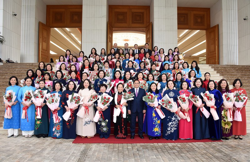 Premier se reúne con mujeres líderes de órganos centrales y ganadoras del premio Kovalevskaia