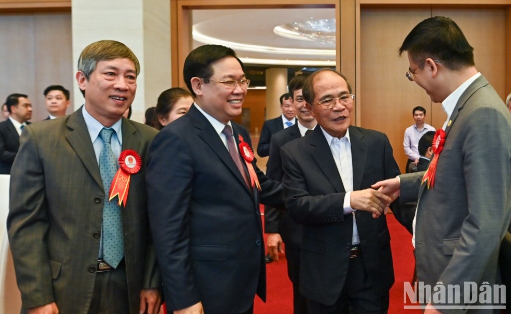  El presidente de la AN, Vuong Dinh Hue y el ex titular del órgano legislativo, Nguyen Sinh Hung, junto con los delegados en la ceremonia.