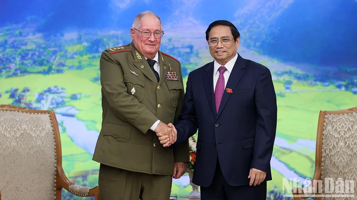 Premier vietnamita recibe al ministro de las Fuerzas Armadas Revolucionarias de Cuba