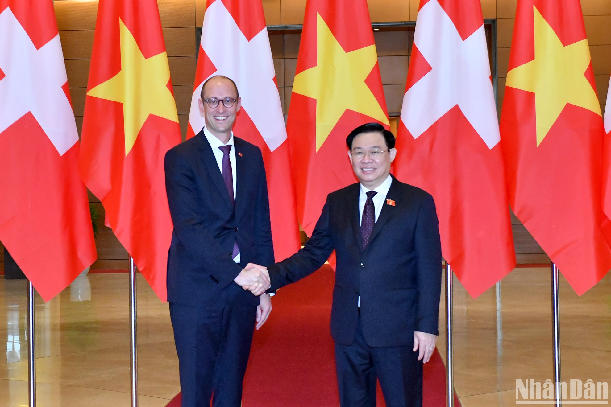 Dirigente legislativo vietnamita recibe al presidente del Consejo Nacional de Suiza