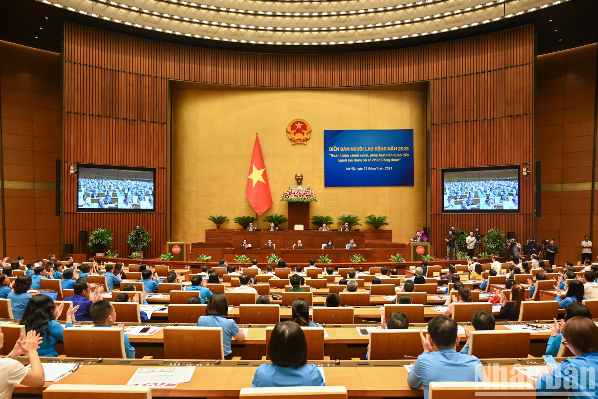 El presidente del Parlamento asiste al Foro de los Trabajadores 2023