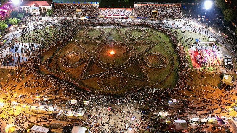 Atmósfera festiva por Día Nacional en distrito de Than Uyen en Lai Chau