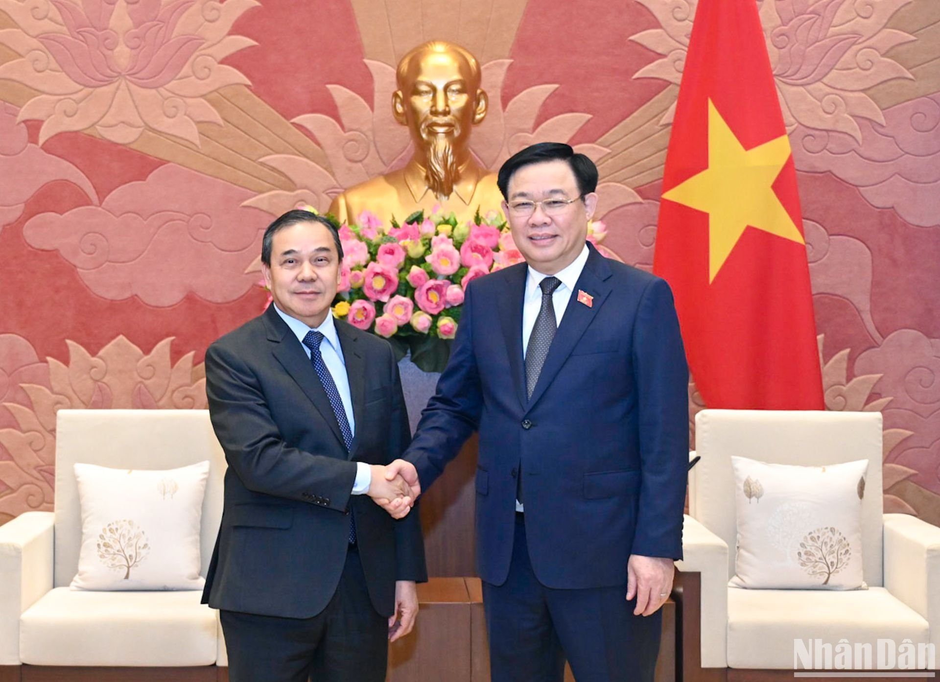 [Foto] Líder parlamentario vietnamita recibe al embajador saliente de Laos