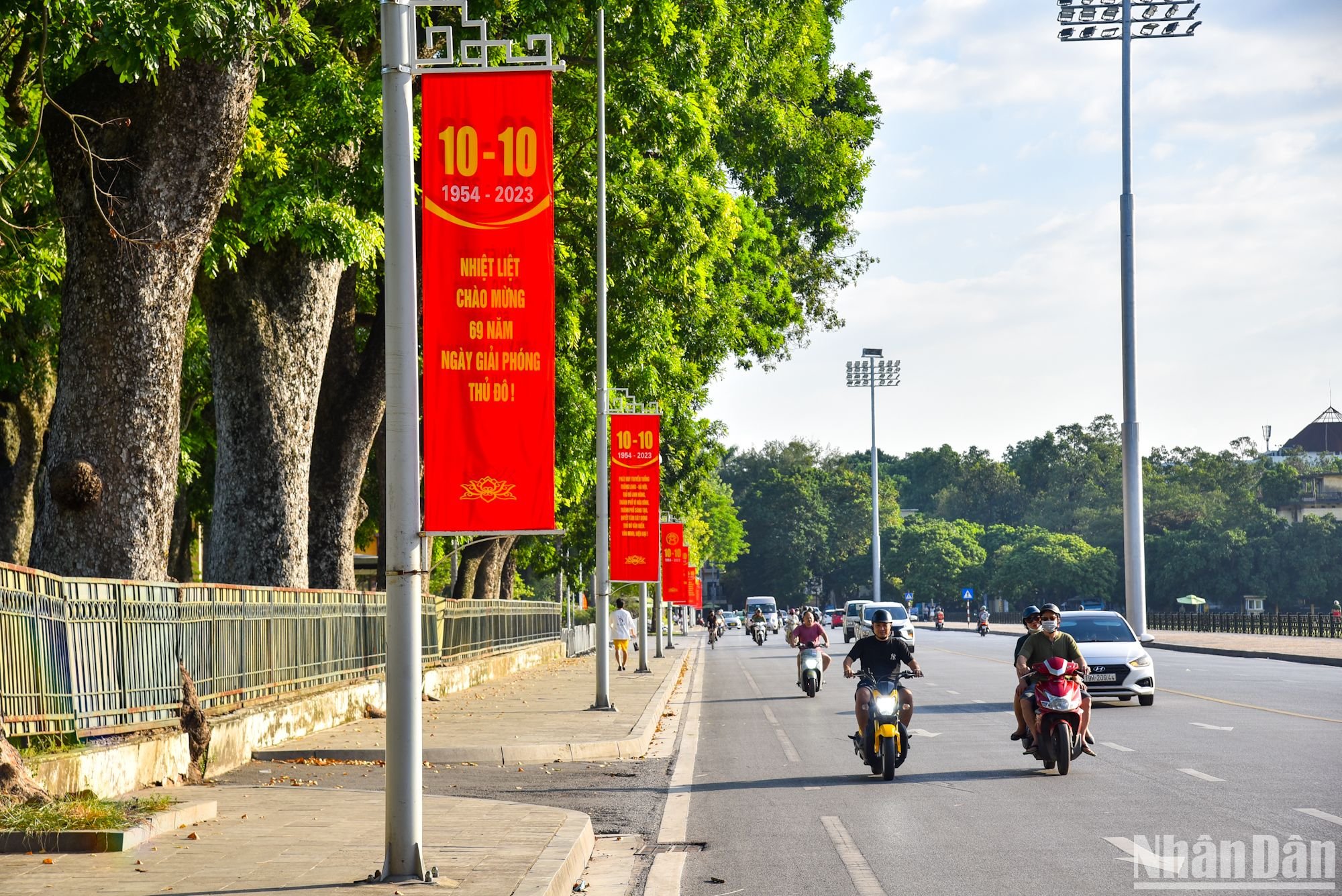 Calles de Hanói adornadas con banderas y flores en saludo al Día de Liberación de la capital 
