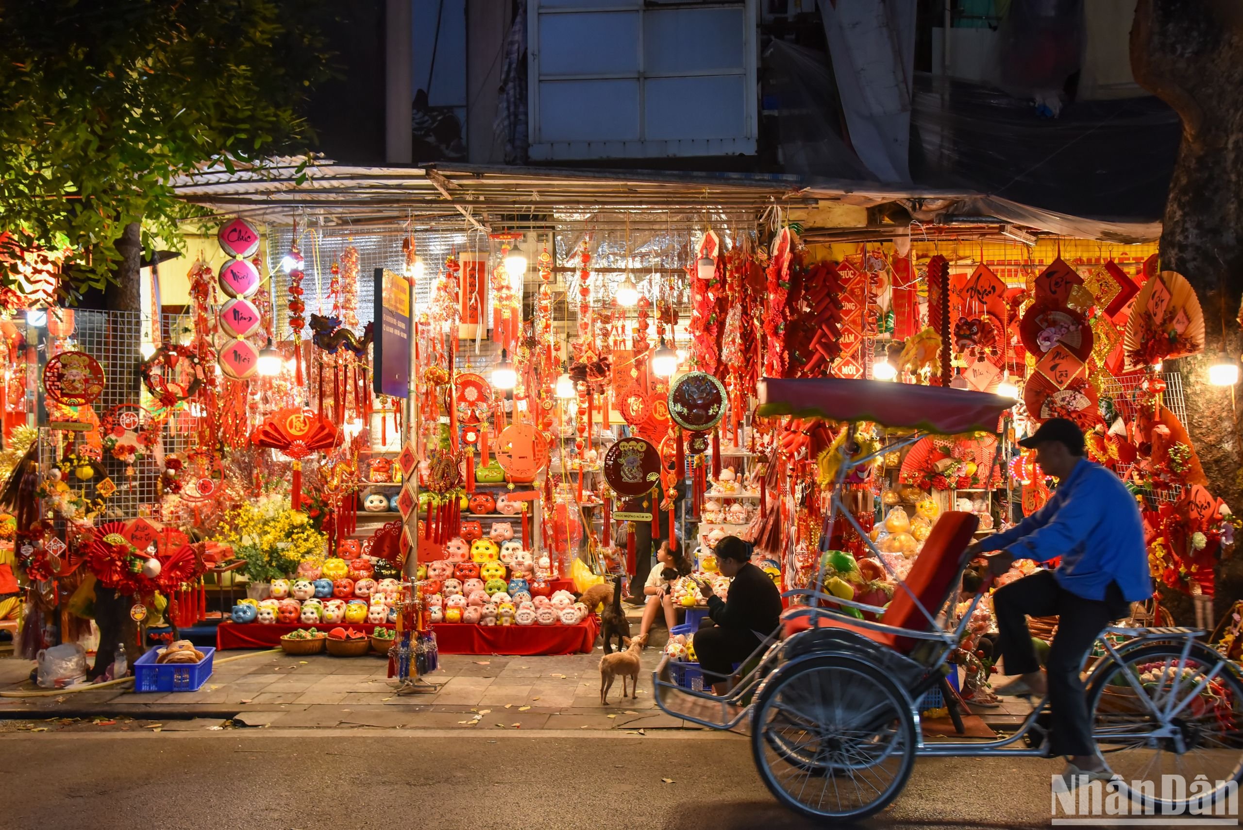 Calle de Hang Ma en Hanói brilla en color rojo por el Tet