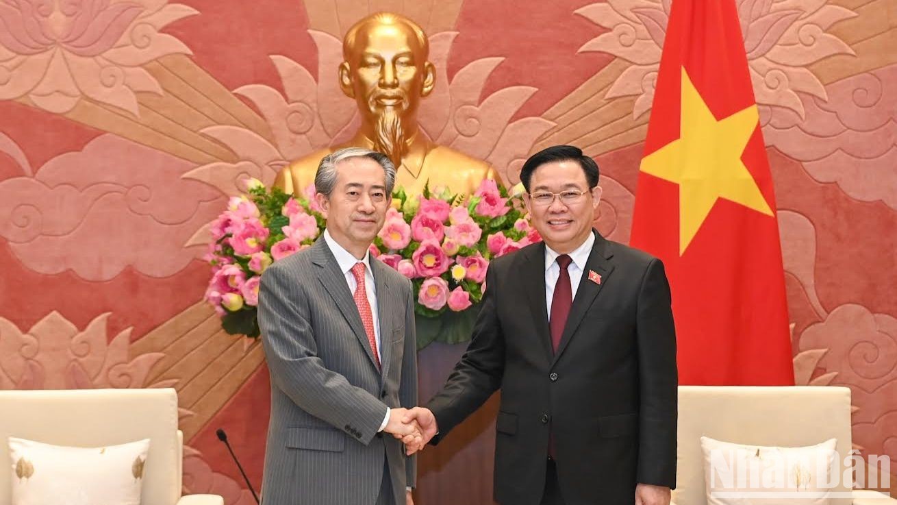 Líder parlamentario vietnamita recibe al embajador de China en Vietnam