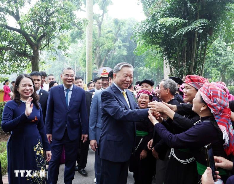 Presidente vietnamita ofrece inciensos en homenaje al Presidente Ho Chi Minh