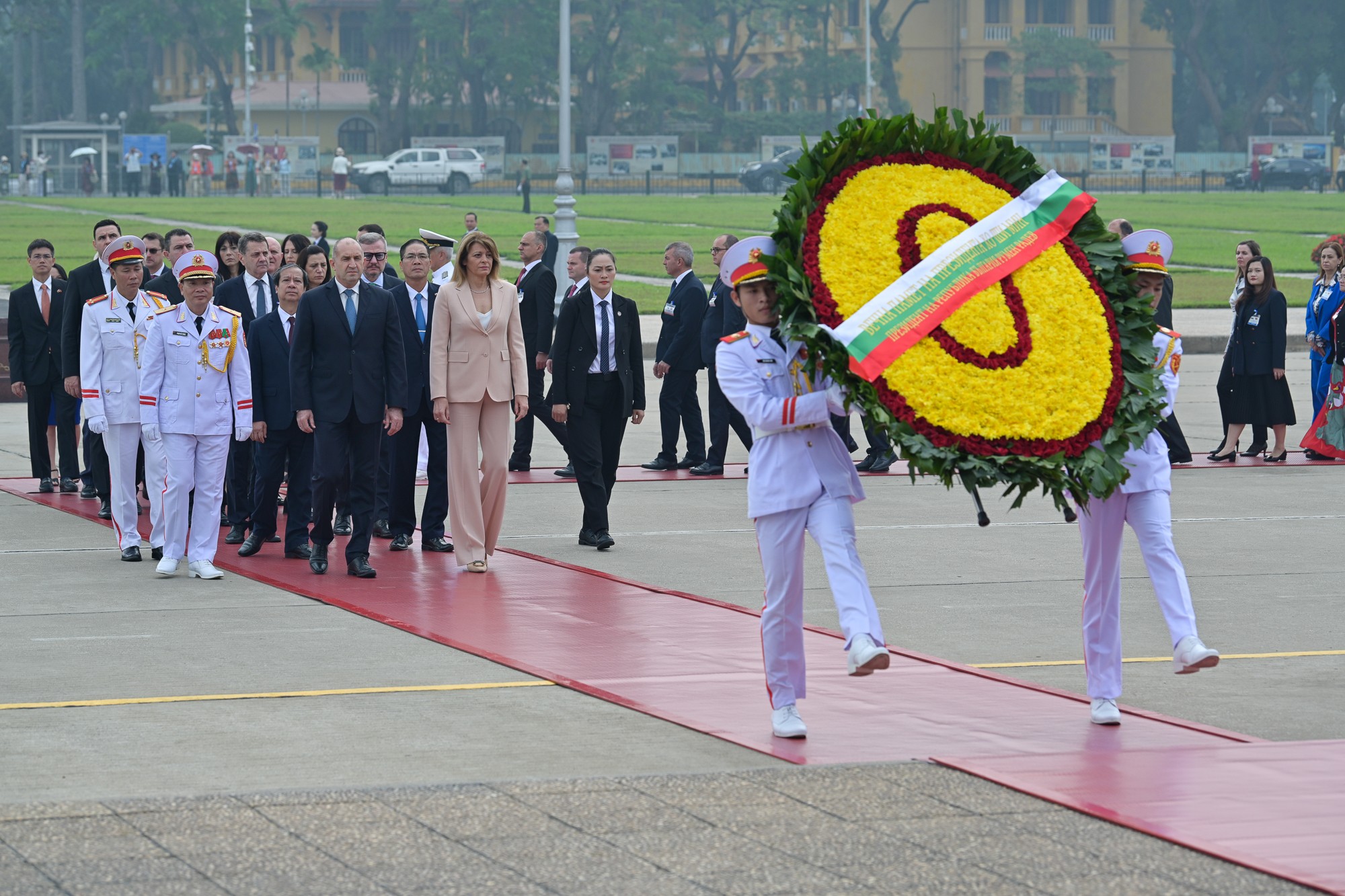 [Foto] Presidente búlgaro rinde homenaje al Presidente Ho Chi Minh