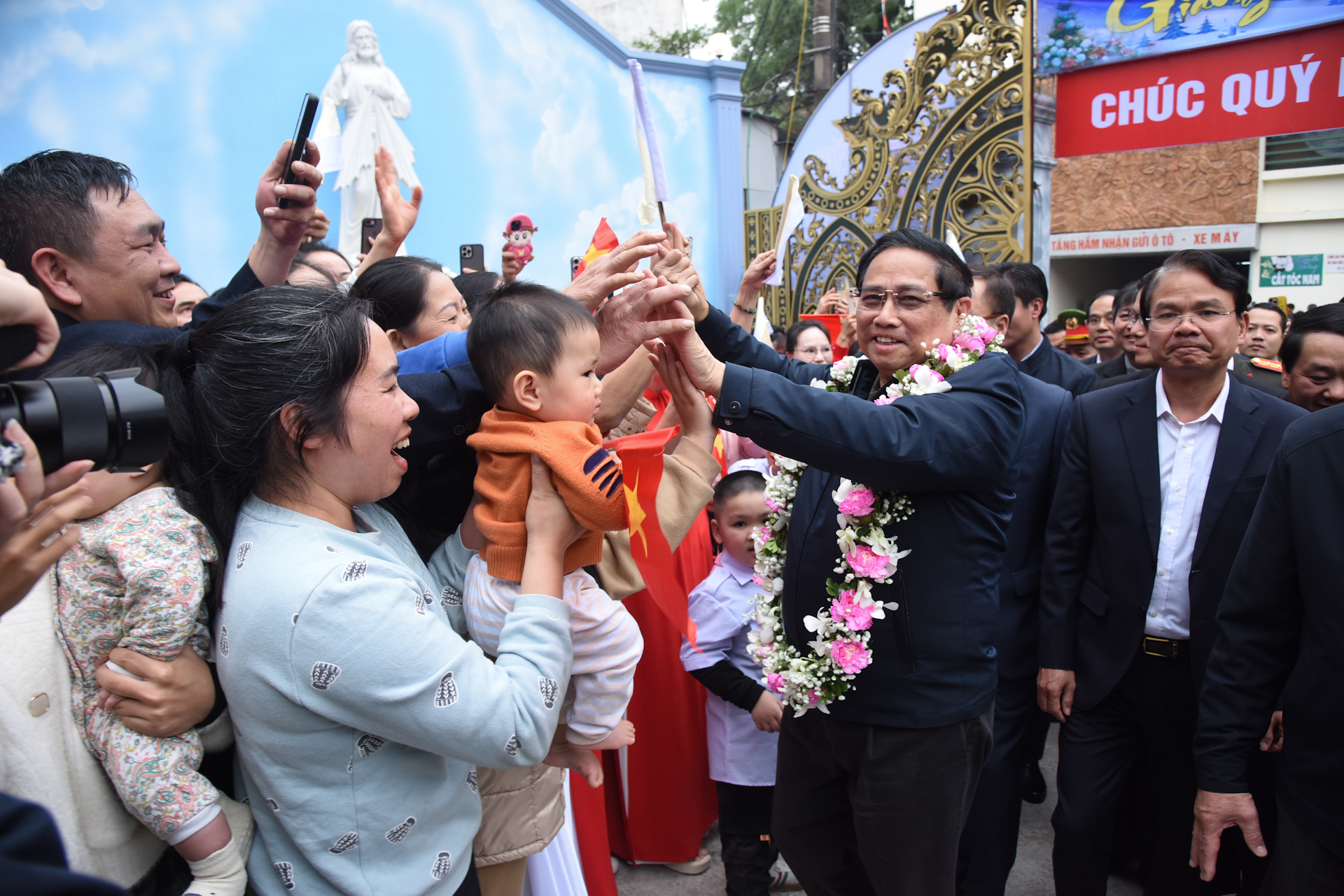 [Foto] Primer ministro felicita a parroquia de Lao Cai con motivo de la Navidad 2024