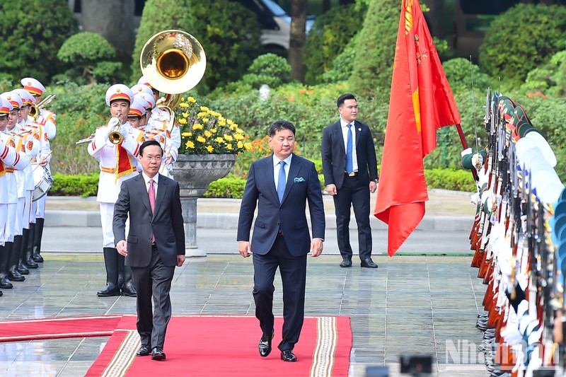 Efectúan en Vietnam ceremonia de bienvenida al presidente de Mongolia