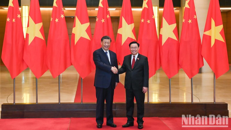 El presidente de la Asamblea Nacional de Vietnam, Vuong Dinh Hue, (D) y el secretario general del Comité Central del Partido Comunista (PCCh) y presidente de China, Xi Jinping.