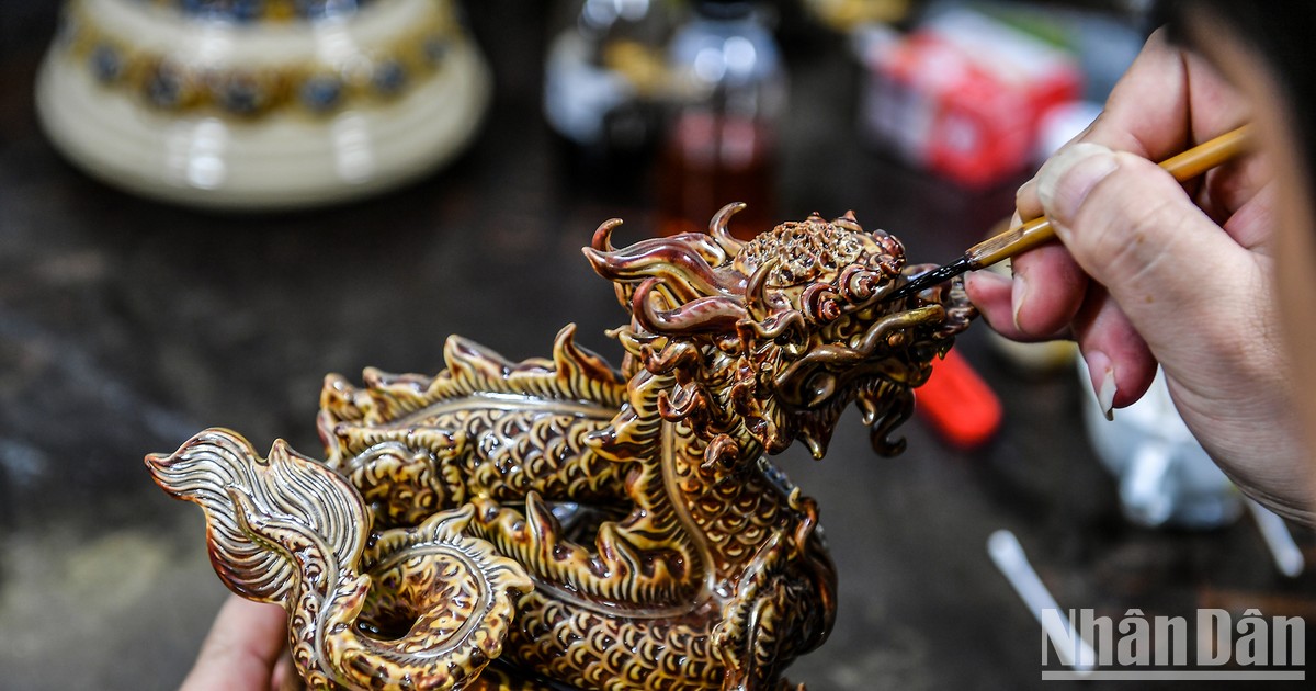 Sello de dragón cerámico chapado en oro de Bat Trang