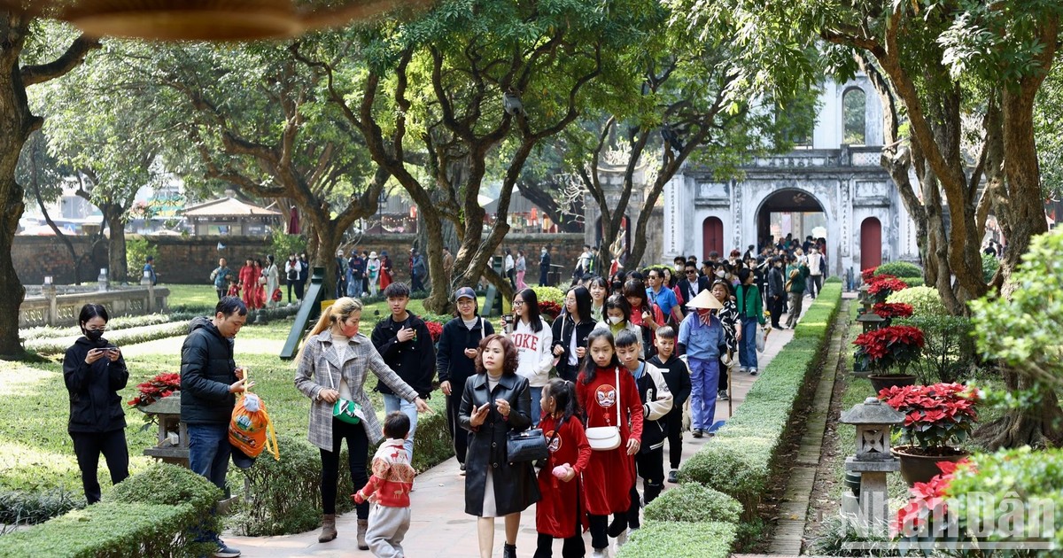 Vietnamitas visitan Templo de Literatura en ocasión del Año Nuevo Lunar