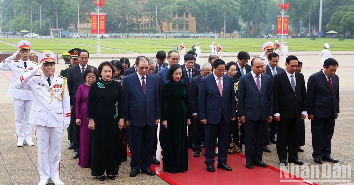 [Foto] Dirigentes del Partido y Estado rinden homenaje al Presidente Ho Chi Minh