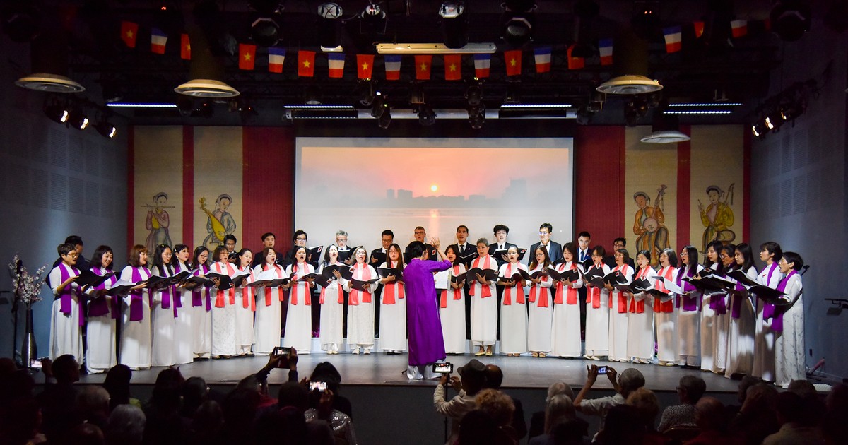 15 años entonando canciones revolucionarias vietnamitas en Francia 