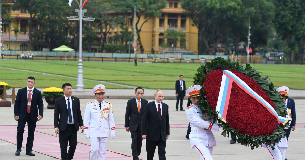 Presidente ruso rinde homenaje al Presidente Ho Chi Minh