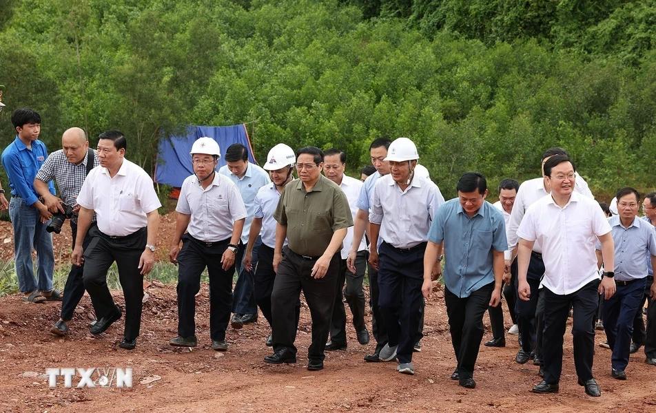 Premier vietnamita inspecciona el proyecto de la línea de transmisión de 500kV