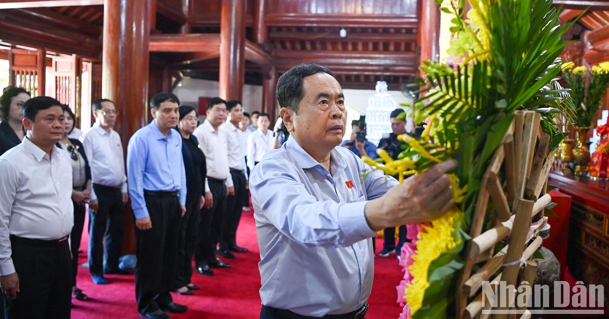 El presidente de la Asamblea Nacional de Vietnam, Tran Thanh Man, coloca una ofrenda floral en altar dedicado al Presidente Ho Chi Minh en el Cementerio Internacional de Mártires de Vietnam-Laos. (Foto: Duy Linh)