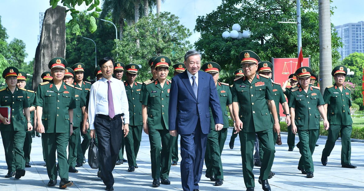 [Foto] Máximo dirigente vietnamita visita Departamento General de Inteligencia de Defensa