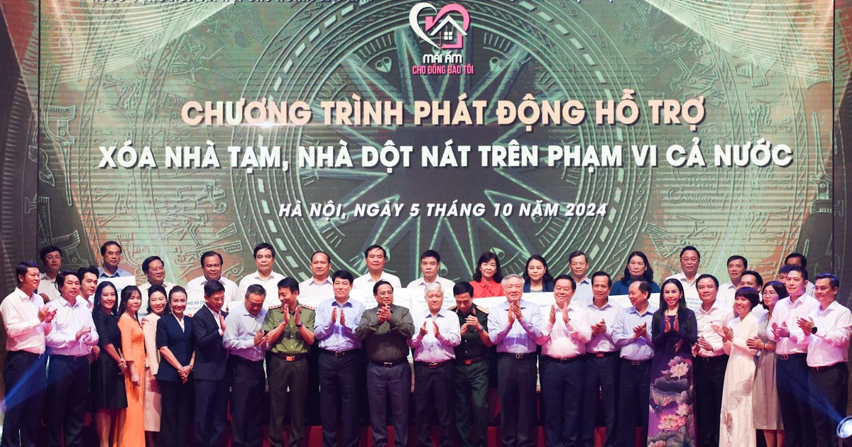 [Foto] Premier vietnamita asiste al lanzamiento de programa de eliminar viviendas temporales y en ruinas a nivel nacional