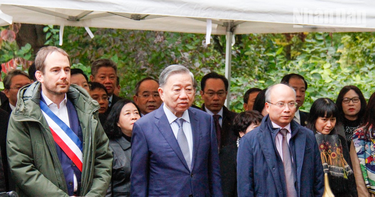 [Foto] Máximo dirigente vietnamita deposita flores en busto de Presidente Ho Chi Minh en Francia