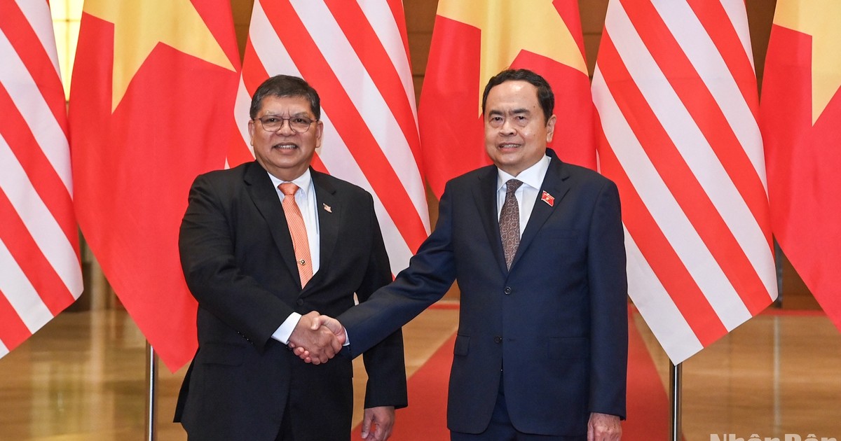 El presidente de la Asamblea Nacional de Vietnam, Tran Thanh Man, se reúne con el presidente de la Cámara de Representantes de Malasia, Tan Sri Dato' Johari Bin Abdul.