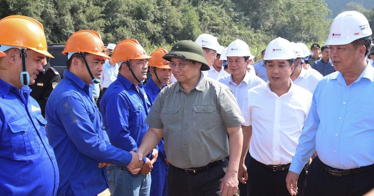 [Foto] Premier vietnamita inspecciona proyectos clave de transporte en Lang Son y Cao Bang