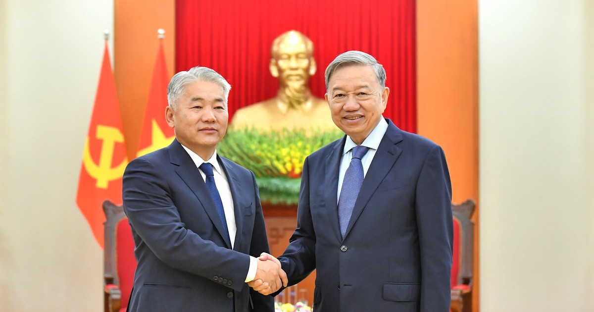 El secretario general del Partido Comunista de Vietnam, To Lam recibe al ministro de Alimentación, Agricultura e Industria Ligera de Mongolia, Khayangaa Bolorchuluun