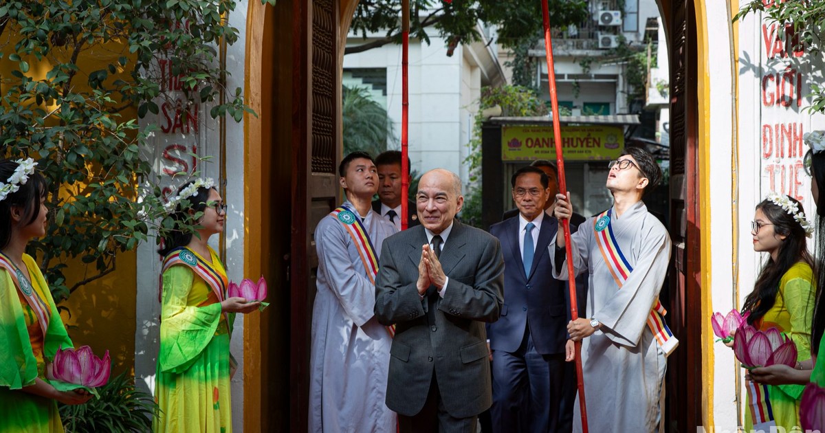 [Foto] Rey de Camboya visita la pagoda de Quan Su en Hanói