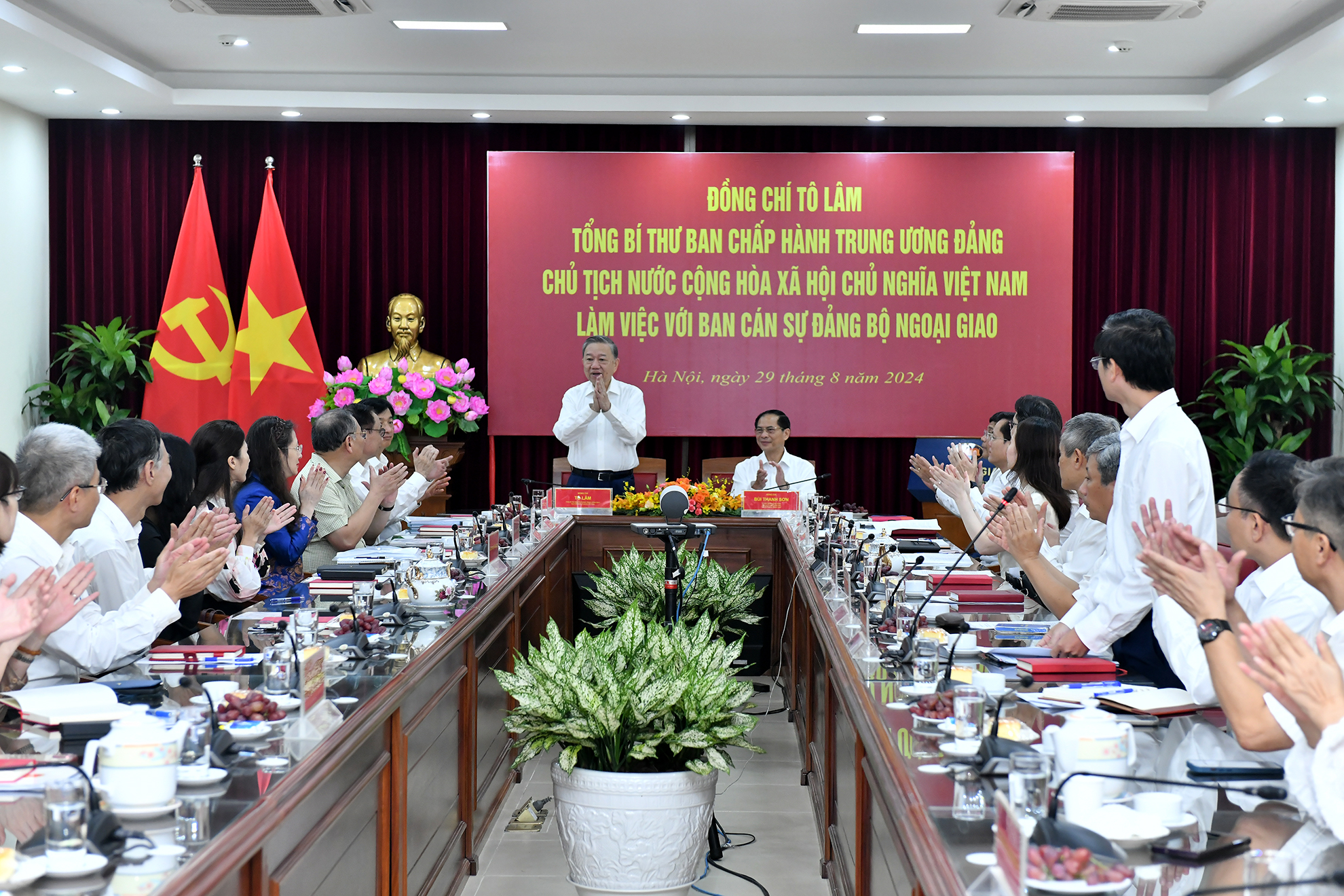 [Foto] Máximo dirigente de Vietnam preside reunión con célula partidista de la Cancillería