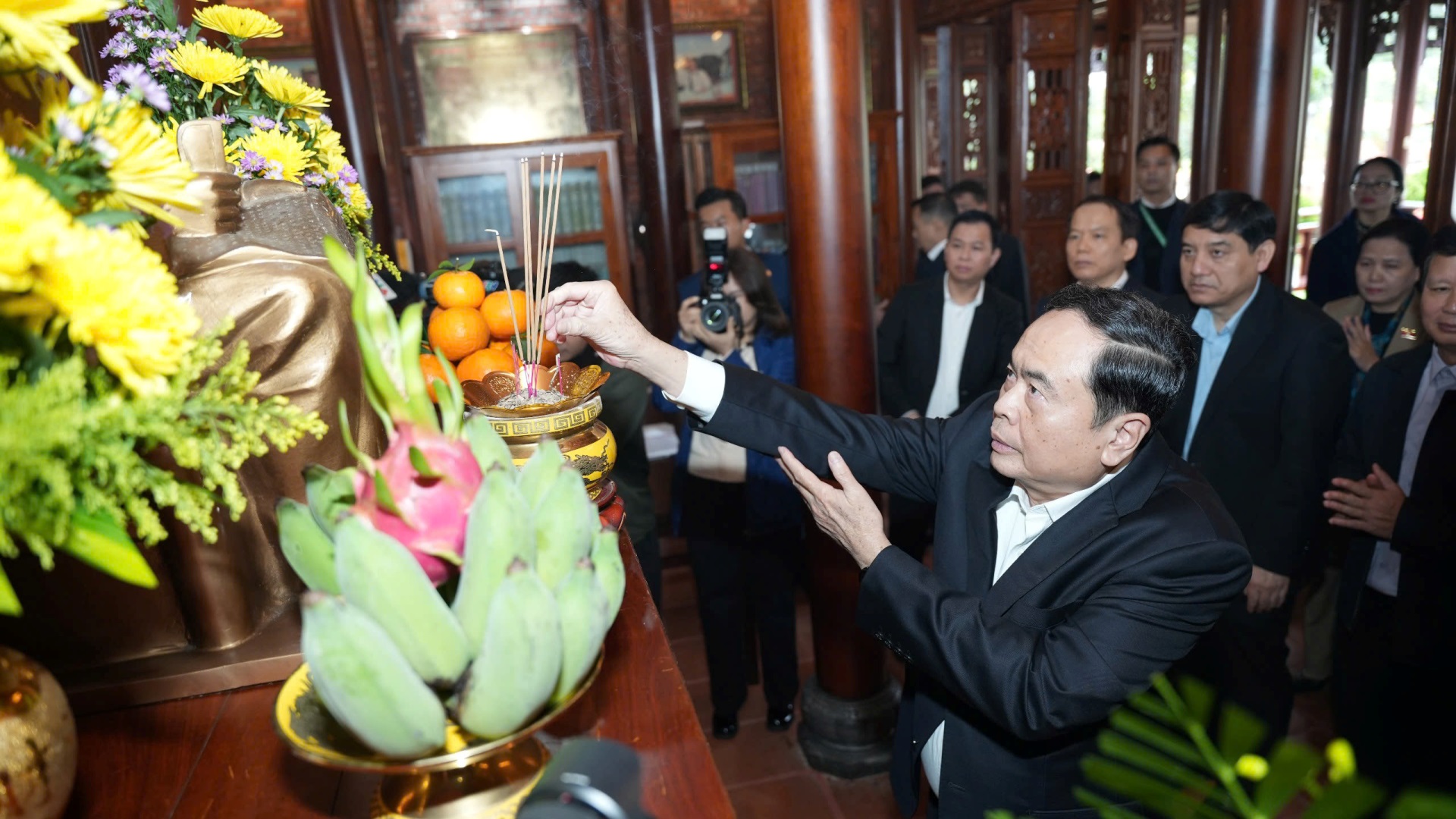 [Foto] Dirigente del Parlamento vietnamita homenajea a combatientes comunistas y familias con méritos revolucionarios