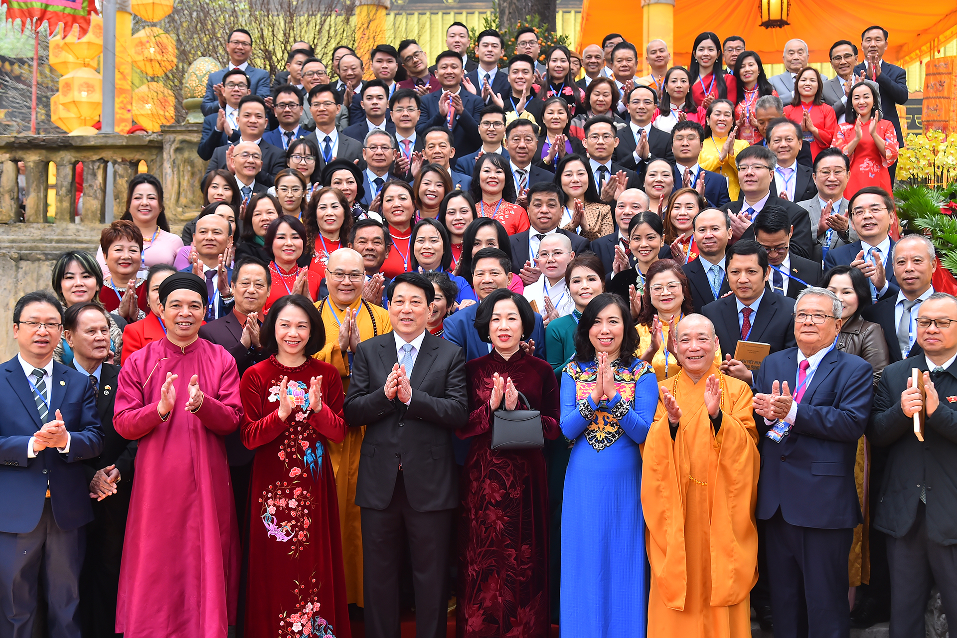 [Foto] Presidente Luong Cuong ofrenda inciensos en Palacio de Kinh Thien