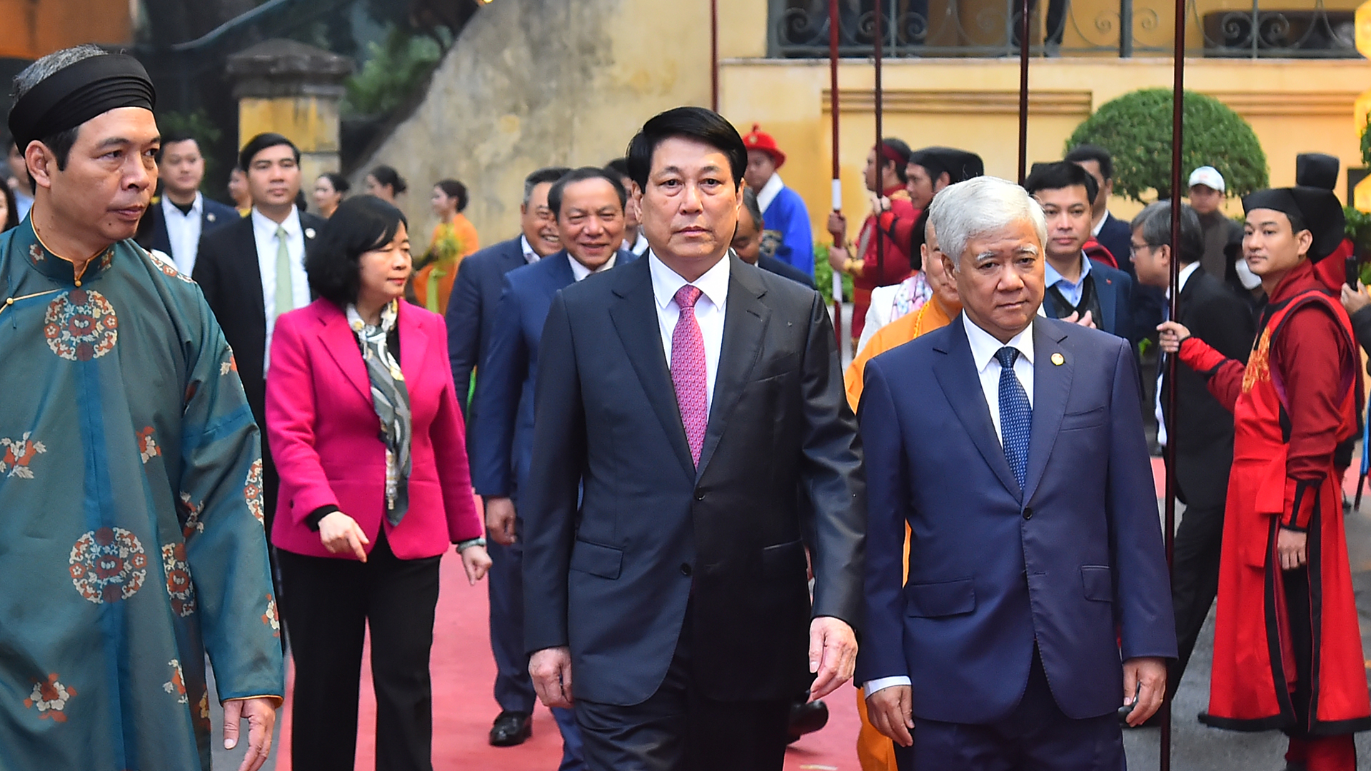 [Foto] Presidente Luong Cuong ofrece inciensos en Ciudadela Imperial de Thang Long