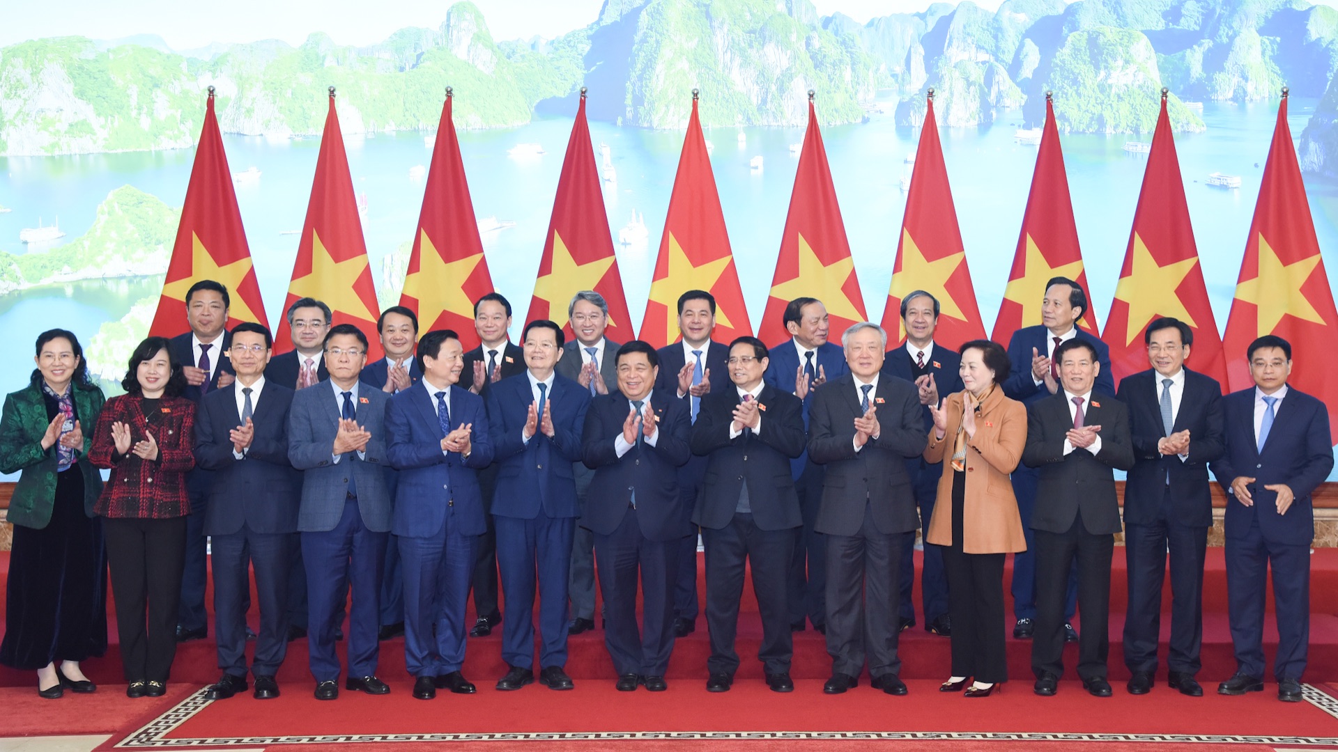 [Foto] Premier vietnamita asigna tareas a miembros del Gobierno