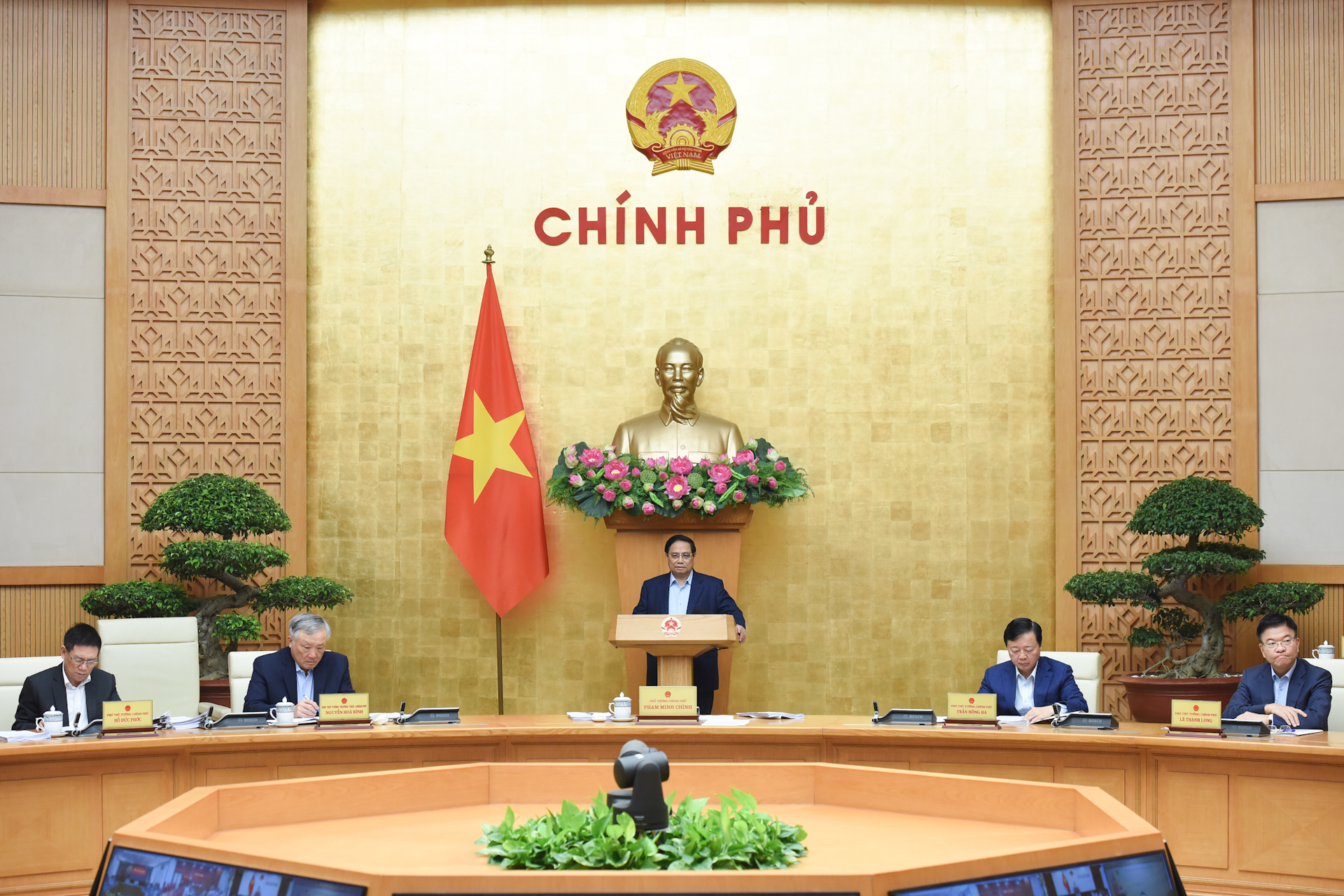 [Foto] Premier vietnamita preside reunión ordinaria del Gobierno de febrero